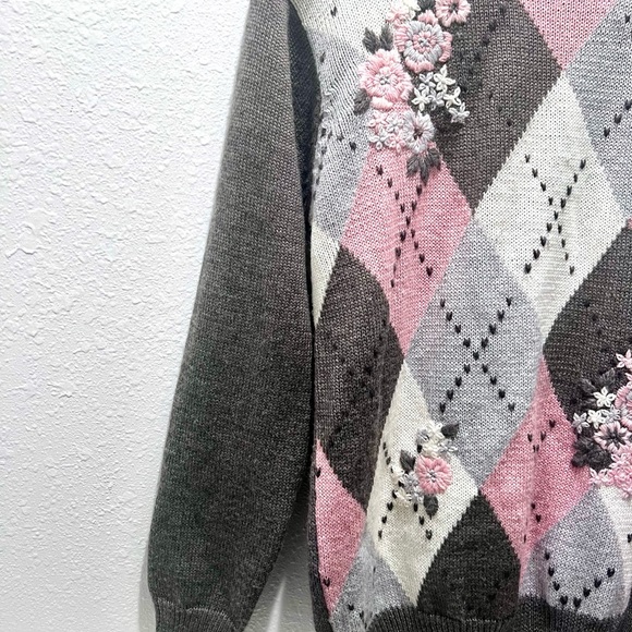 Alfred Dunner Pink and Gray Argyle Sweater small - Picture 3 of 6